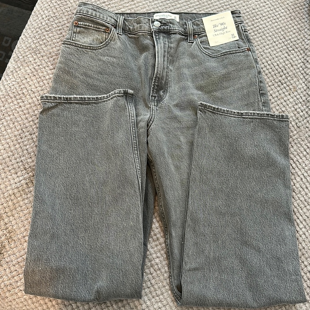 A&F NWT The 90s Straight Ultra High Rise - 31R